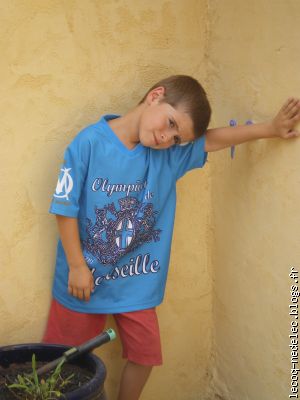 Th&eacute;o porte le T-shirt que son parrain lui a offert.