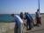 La famille admire le beau paysage maritime