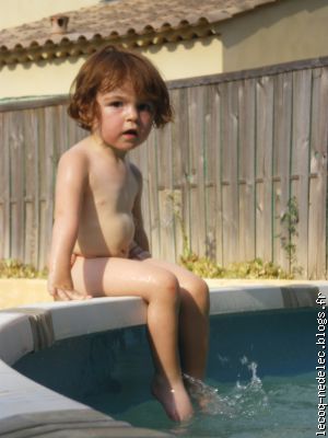 Am&eacute;lie sur le bord de la piscine. Attention je vais plonger.....