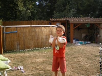 Th&eacute;o et son lapin offert par sa mamie